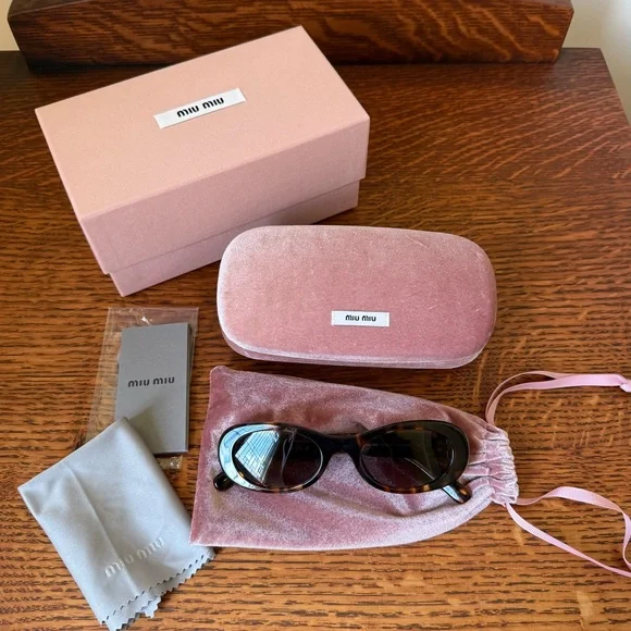 Miu Miu 06ZS Sunglasses with Pink Velvet Case - 100% Authentic - Picture 1 of 7